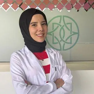 Uzm. Dt. Büşra Baştuğ — Konya. Portre fotoğrafı.