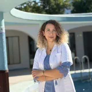 Uzm. Dr. Begüm Arıtan — Psikiyatri. Portre fotoğrafı.