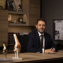 Prof. Dr. Alper Kaya — Ortopedi Ve Travmatoloji, Üsküdar, İstanbul. Portre fotoğrafı.