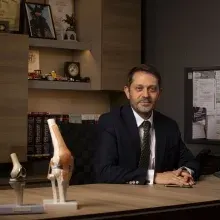 Prof. Dr. Alper Kaya — Ortopedi Ve Travmatoloji, Üsküdar, İstanbul. Portre fotoğrafı.