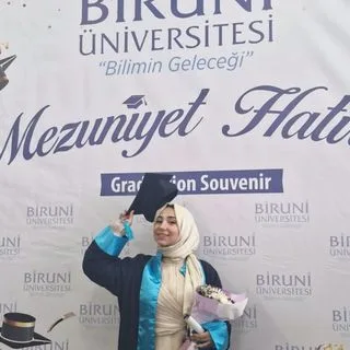 Dkt. Zeynep Nur Salmanlı — Dil ve Konuşma Terapisi, İstanbul. Portre fotoğrafı.