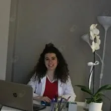 Uzm. Dyt. Ayşegül Saroğlu — Diyetisyen, İstanbul. Portre fotoğrafı.