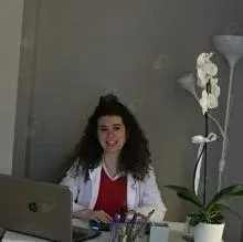 Uzm. Dyt. Ayşegül Saroğlu — Diyetisyen, İstanbul. Portre fotoğrafı.
