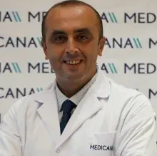 Prof. Dr. Varlık Erol — Konak, İzmir. Portre fotoğrafı.