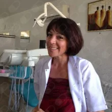 Dt. Hande Erten — Diş Hekimi, Konyaaltı, Antalya. Portre fotoğrafı.