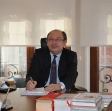 Prof. Dr. Metin Özata — Endokrinoloji Ve Metabolizma Hastalıkları, İstanbul. Portre fotoğrafı.