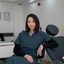 Dt. Damla Uçar Öztürk — Diş Hekimi, Kocaeli. Portre fotoğrafı.