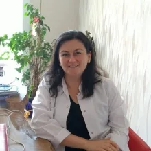 Op. Dr. Özlem Yılmaz — Kadın Hastalıkları Ve Doğum, İstanbul. Portre fotoğrafı.