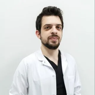 Dt. İlker Şenel — Diş Hekimi, Bartın. Portre fotoğrafı.