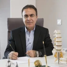 Prof. Dr. Suat Canbay — Beyin Ve Sinir Cerrahisi, Ankara. Portre fotoğrafı.