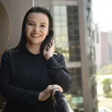 Dr. Serpil Pirmit — Dermatoloji, İstanbul. Portre fotoğrafı.