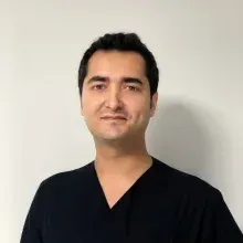 Uzm. Dt. Yiğit Ali Özkubat — İzmir. Portre fotoğrafı.