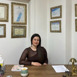 Psk. Beste Utku — Psikoloji, İzmir. Portre fotoğrafı.