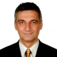 Uzm. Dr. Sinan Sönmez — Psikiyatri, İstanbul. Portre fotoğrafı.