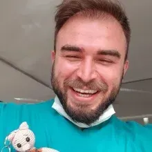 Uzm. Dt. Erkoç Bulut — Ağız Diş Ve Çene Cerrahisi, Mersin. Portre fotoğrafı.
