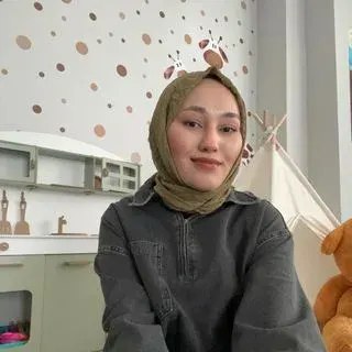 Dkt. Buse Gül — Dil ve Konuşma Terapisi. Portre fotoğrafı.