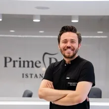 Dt. Burak Akçoral — Diş Hekimi, İstanbul. Portre fotoğrafı.