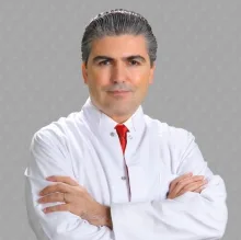 Uzm. Dr. Murat Şener — Kardiyoloji, İstanbul. Portre fotoğrafı.