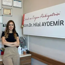 Uzm. Dr. Hilal Aydemir — Çocuk ve Ergen Psikiyatrisi, Samsun. Portre fotoğrafı.