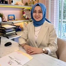 Dyt. Ayşenur Özcan Keskin — Diyetisyen, Denizli. Portre fotoğrafı.