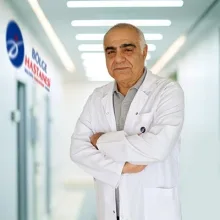 Prof. Dr. Ümit Salih Şimşek — Üroloji, Kartal, İstanbul. Portre fotoğrafı.