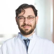 Doç. Dr. Ahmet Ekmekçi — Kardiyoloji, İstanbul. Portre fotoğrafı.