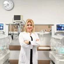 Prof. Dr. Gamze Demirel — Neonatoloji, İstanbul. Portre fotoğrafı.