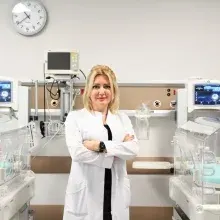 Prof. Dr. Gamze Demirel — Neonatoloji, İstanbul. Portre fotoğrafı.