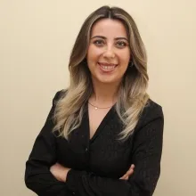 Uzm. Psk. Saliha Büşra Akgün — Psikoloji, İzmir. Portre fotoğrafı.