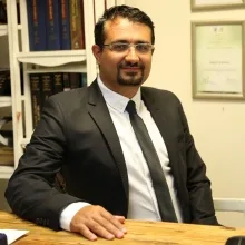 Op. Dr. Hikmet Karayel — Plastik Rekonstrüktif Ve Estetik Cerrahi, Ankara. Portre fotoğrafı.