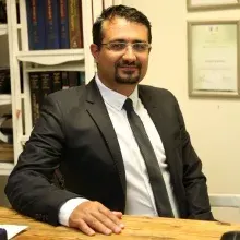 Op. Dr. Hikmet Karayel — Plastik Rekonstrüktif Ve Estetik Cerrahi, Ankara. Portre fotoğrafı.