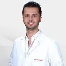 Doç. Dr. Gökhan Gürkan — Beyin Ve Sinir Cerrahisi, Karşıyaka, İzmir. Portre fotoğrafı.