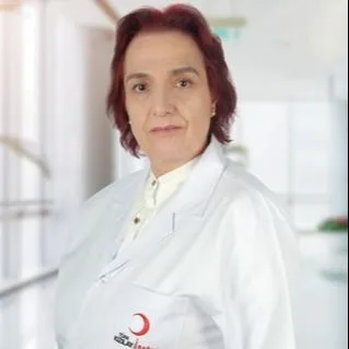 Uzm. Dr. Oya İsmailoğlu — Dermatoloji, Maltepe, İstanbul. Portre fotoğrafı.