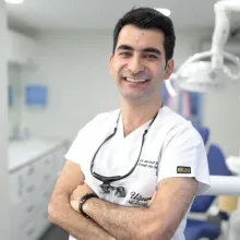 Dt. Mahmut Genç — Diş Hekimi, İstanbul. Portre fotoğrafı.