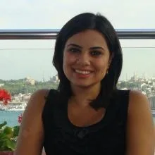 Uzm. Psk. Ayşem Yorulmaz Ulutaş — Psikoloji, İstanbul. Portre fotoğrafı.