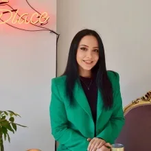 Dyt. Ayşe Ecem Kral Kasap — Diyetisyen, İzmir. Portre fotoğrafı.