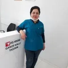 Dt. Gamze Kalli Taşdan — Diş Hekimi, Adana. Portre fotoğrafı.