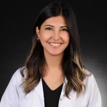 Dt. Aslı Özel Sabuncuoğlu — Diş Hekimi, Mersin. Portre fotoğrafı.