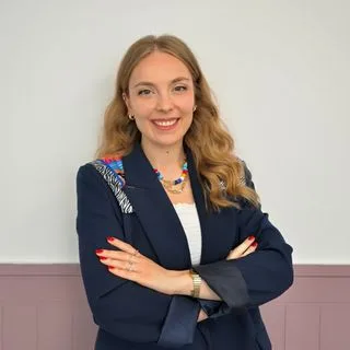 Psk. Dan. Duygu Toksoy — Psikolojik Danışma ve Rehberlik, Bayraklı, İzmir. Portre fotoğrafı.