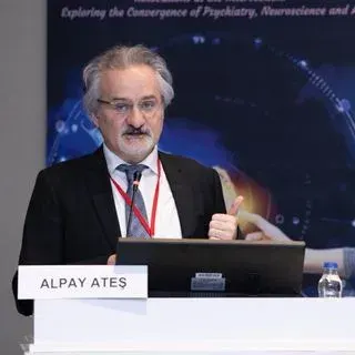 Prof. Dr. M. Alpay Ateş — Psikiyatri, İstanbul. Portre fotoğrafı.