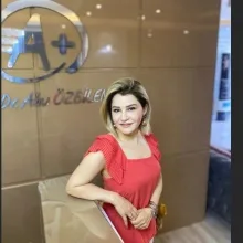 Uzm. Dr. Ahu Özbilen — Dermatoloji, Adana. Portre fotoğrafı.