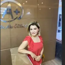 Uzm. Dr. Ahu Özbilen — Dermatoloji, Adana. Portre fotoğrafı.
