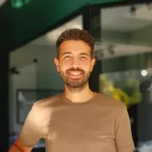 Uzm. Dt. Arda Alanlı — Muğla. Portre fotoğrafı.