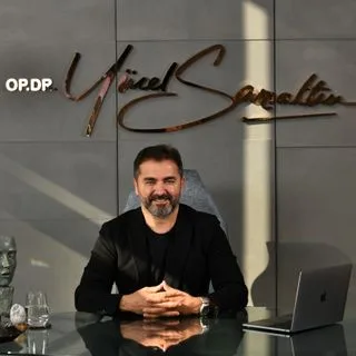 Op. Dr. Yücel Sarıaltın — Plastik Rekonstrüktif Ve Estetik Cerrahi, İstanbul. Portre fotoğrafı.