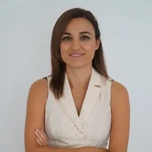 Uzm. Dr. Sevcan Sarı Sönmez — Psikiyatri, İzmir. Portre fotoğrafı.