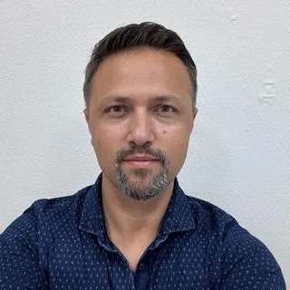 Uzm. Dr. Hasan Tahsin Altan — Kocaeli. Portre fotoğrafı.