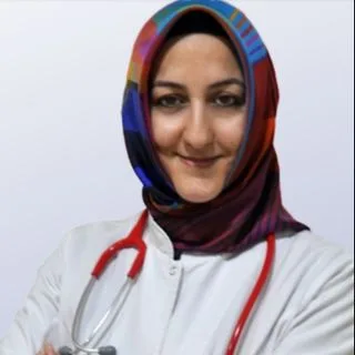 Uzm. Dr. Şuera Oruçlu — Çocuk Sağlığı Ve Hastalıkları, Ümraniye, İstanbul. Portre fotoğrafı.