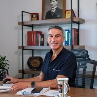 Prof. Dr. Yıldıran Songür — Antalya. Portre fotoğrafı.