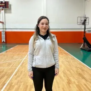 Fzt. Pelin Gökçe Yüksel — Fizyoterapi Ve Rehabilitasyon, İzmir. Portre fotoğrafı.