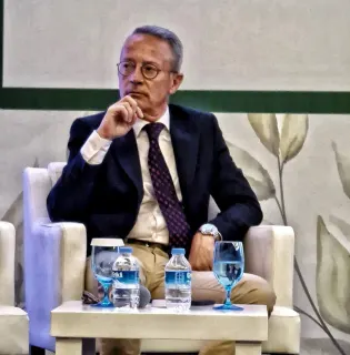 Prof. Dr. Kemal Uygur profilinde yer alan galeri fotoğrafı.